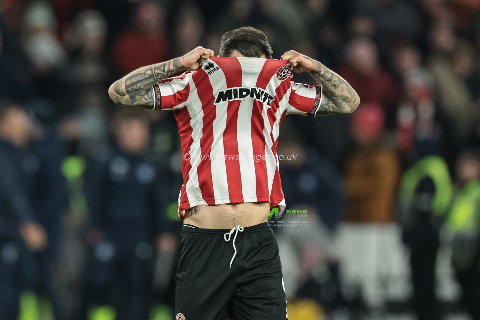 Danny Ings of Sheffield United reacts after United win 3-0 during the Sky Bet Championship match Sheffield United vs Portsmouth at Bramall Lane, Sheffield, United Kingdom, 26th November 2025

(Photo by Mark Cosgrove/News Images)

*** GER AUT SUI OUT ***