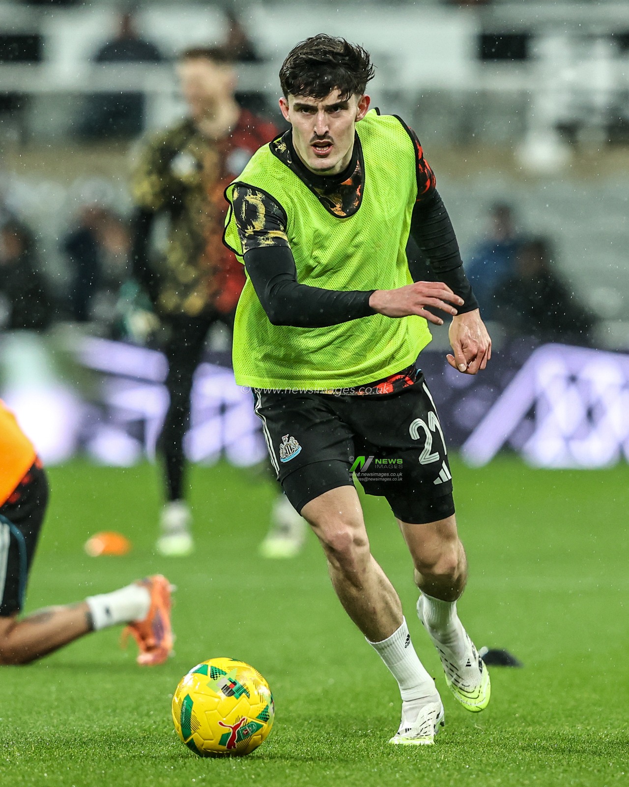 Tino Livramento of Newcastle United in the pregame warmup session during the Carabao Cup Quarter Final match Newcastle United vs Fulham at St. James's Park, Newcastle, United Kingdom, 17th December 2025

(Photo by Alfie Cosgrove/News Images)

*** GER AUT SUI OUT ***