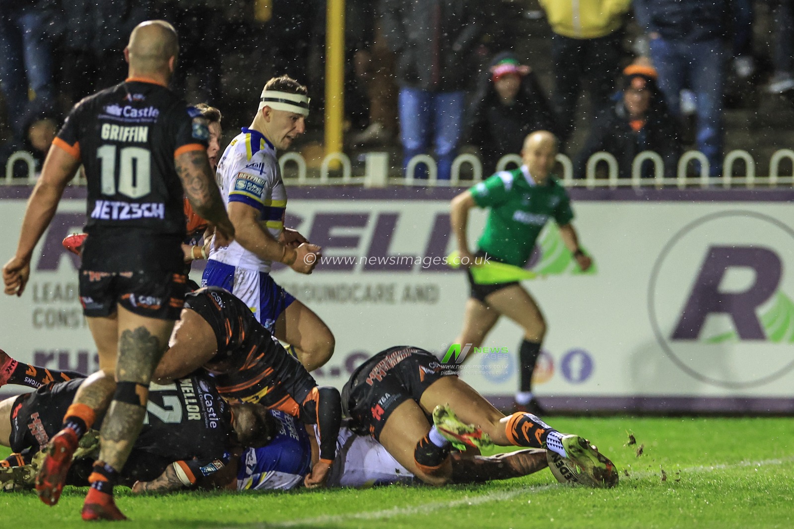 Paul Vaughan #10 of Warrington Wolves   goes over for a try during the Betfred Super League Round 6 match Castleford Tigers vs Warrington Wolves at The Mend-A-Hose Jungle, Castleford, United Kingdom, 24th March 2023

(Photo by Mark Cosgrove/News Images)