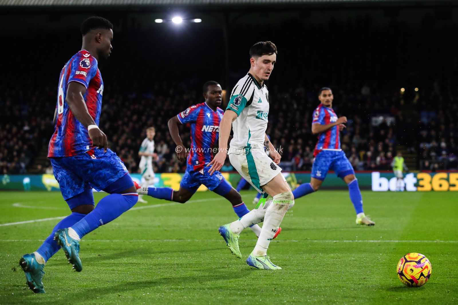 Tino Livramento of Newcastle United in action during the Premier League match Crystal Palace vs Newcastle United at Selhurst Park, London, United Kingdom, 30th November 2024

(Photo by Gareth Evans/News Images)