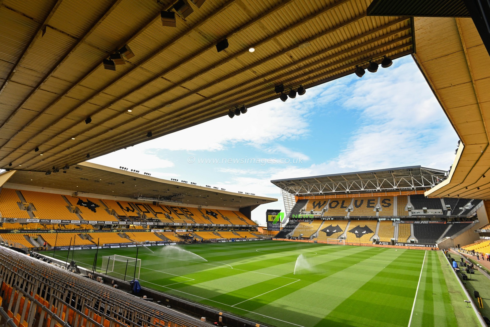 A general view Molineux ahead of the Premier League match Wolverhampton Wanderers vs Arsenal at Molineux, Wolverhampton, United Kingdom, 20th April 2024

(Photo by Cody Froggatt/News Images)