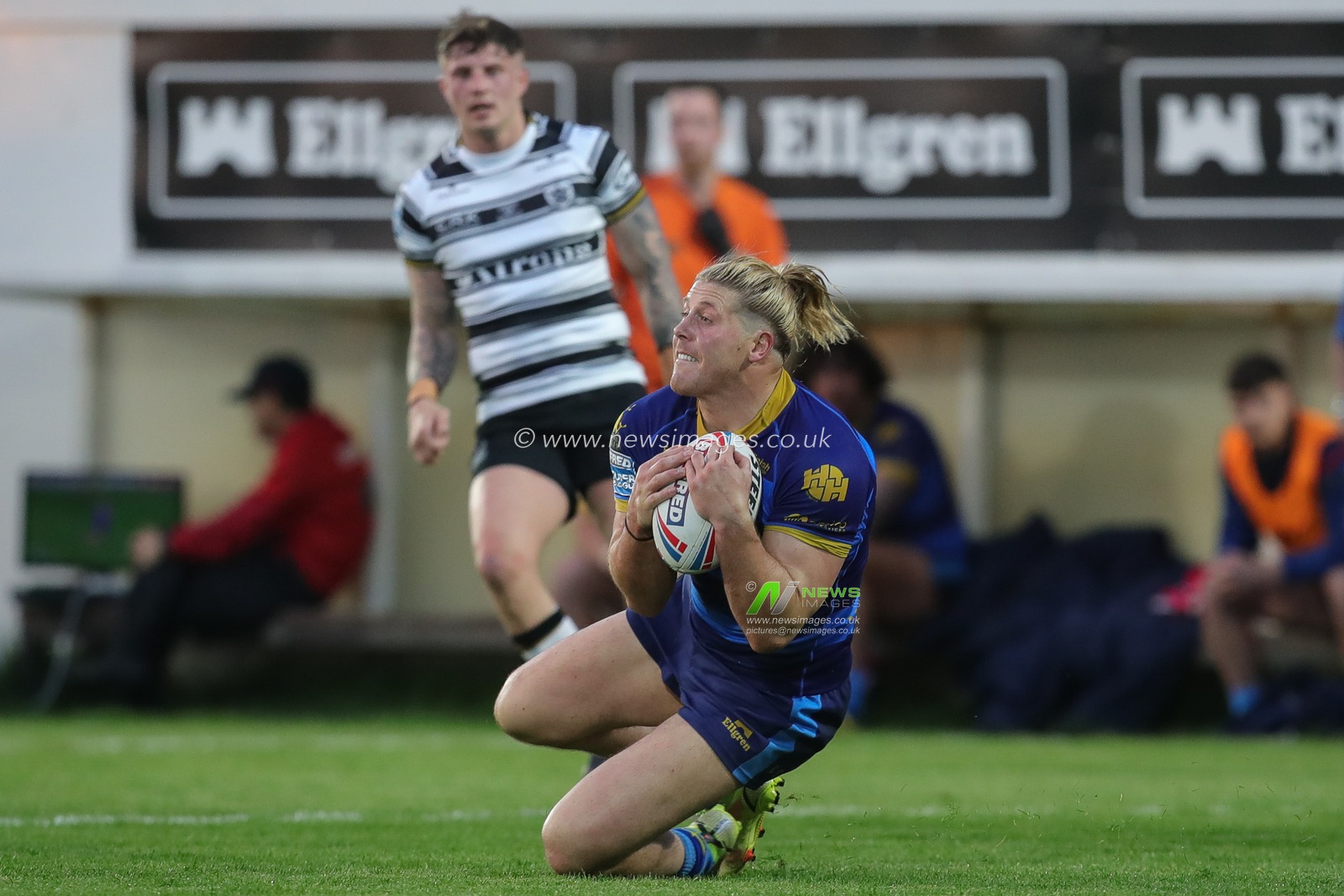 Tom Lineham #5 of Wakefield Trinity catches the ball during the Betfred Super League Round 12 match Wakefield Trinity vs Hull FC at The Be Well Support Stadium, Wakefield, United Kingdom, 11th May 2023

(Photo by James Heaton/News Images)