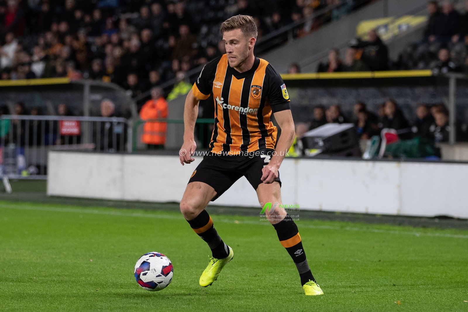 Callum Elder #3 of Hull City on the ball during the Sky Bet Championship match Hull City vs Wigan Athletic at MKM Stadium, Hull, United Kingdom, 5th October 2022

(Photo by James Heaton/News Images)