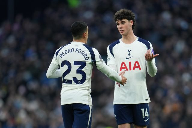 Pedro Porro of Tottenham Hotspur and Archie Gray of Tottenham Hotspur during the Premier League match Tottenham Hotspur vs Sunderland at Tottenham Hotspur Stadium, London, United Kingdom, 4th January 2026

(Photo by Harvey Murphy/News Images)

*** GER AUT SUI OUT ***