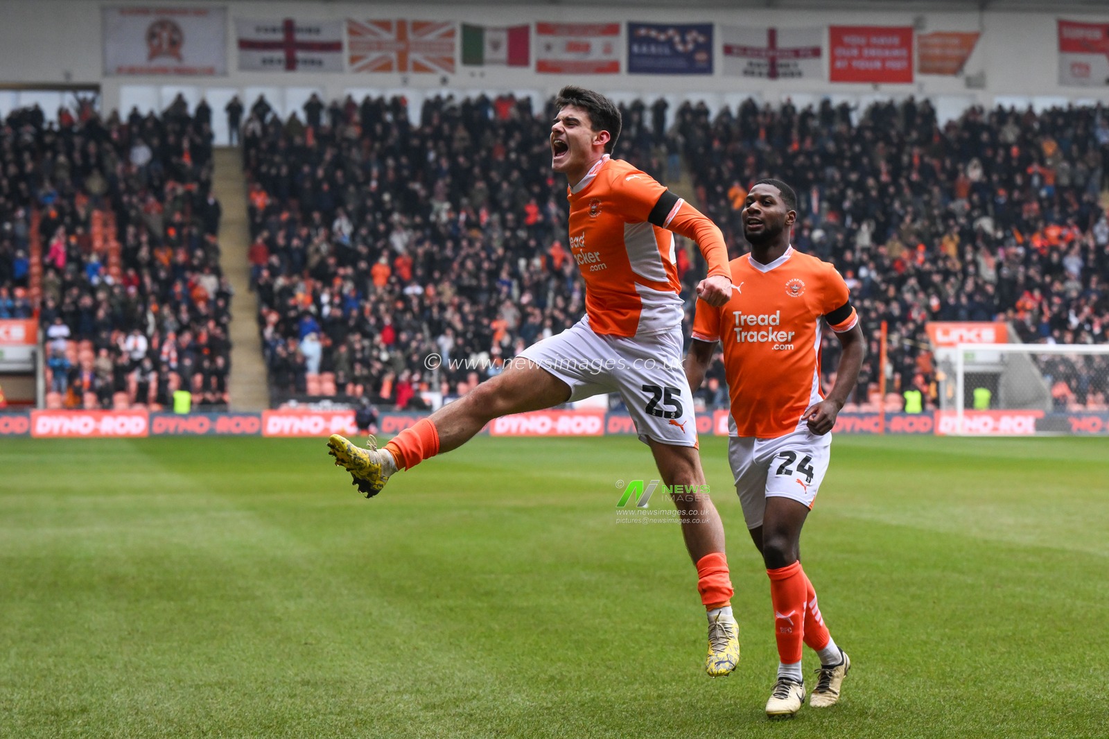Rob Apter of Blackpool celebrates his goal to make it 1-0 during the Sky Bet League 1 match Blackpool vs Huddersfield Town at Bloomfield Road, Blackpool, United Kingdom, 18th January 2025

(Photo by Craig Thomas/News Images)
