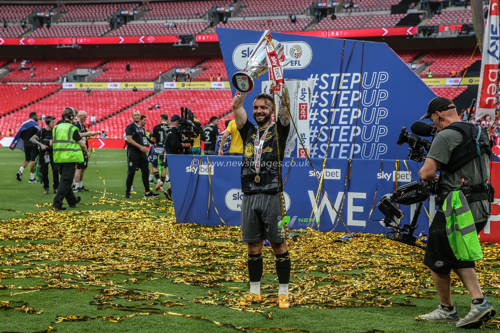 Adam Armstrong of Southampton lifts the Play-Off trophy after he scores to promote his team back to the premier league during the Sky Bet Championship Play-Off Final match Leeds United vs Southampton at Wembley Stadium, London, United Kingdom, 26th May 2024

(Photo by Gareth Evans/News Images)