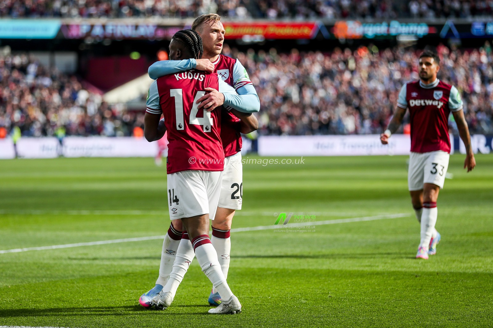 Jarrod Bowen of West Ham United celebrates his goal with teammates to make it 2-1 during the Premier League match West Ham United vs Bournemouth at London Stadium, London, United Kingdom, 5th April 2025

(Photo by Izzy Poles/News Images)