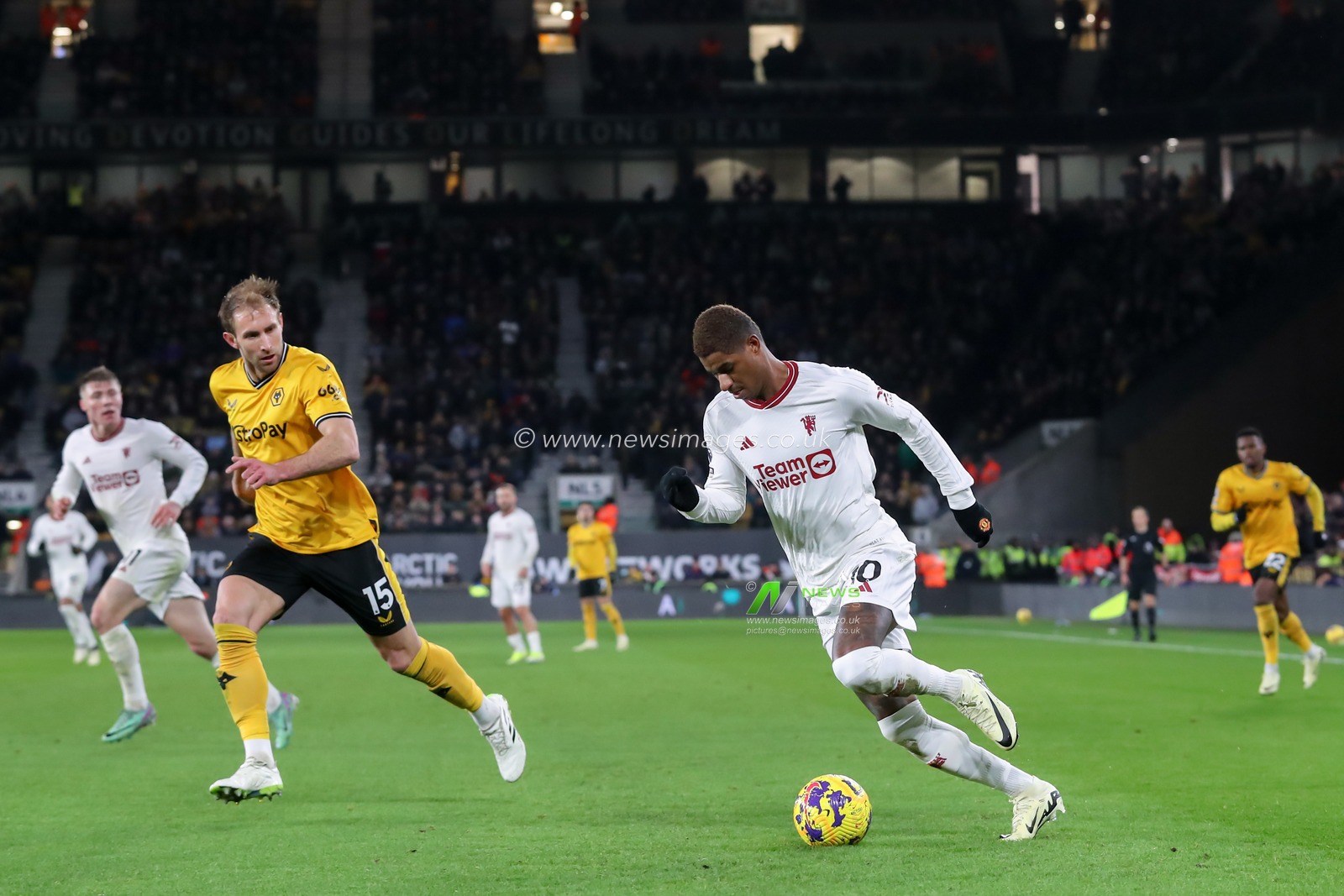 Marcus Rashford of Manchester United breaks forward with the ball, during the Premier League match Wolverhampton Wanderers vs Manchester United at Molineux, Wolverhampton, United Kingdom, 1st February 2024

(Photo by Gareth Evans/News Images)