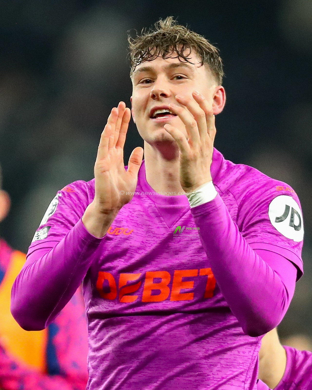 Jorgen Strand Larsen of Wolverhampton Wanderers acknowledges the fans after the teams draw following during the Premier League match Tottenham Hotspur vs Wolverhampton Wanderers at Tottenham Hotspur Stadium, London, United Kingdom, 29th December 2024

(Photo by Izzy Poles/News Images)
