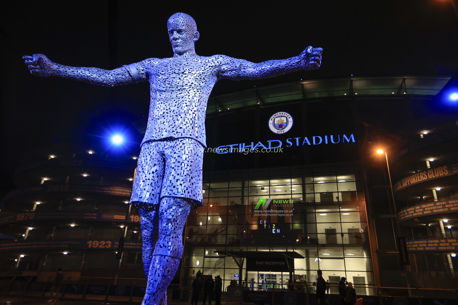 Vincent Kompany statuÄ™ outside the Etihad Stadium ahead of the Carabao Cup Fourth Round match Manchester City vs Liverpool at Etihad Stadium, Manchester, United Kingdom, 22nd December 2022

(Photo by Conor Molloy/News Images)