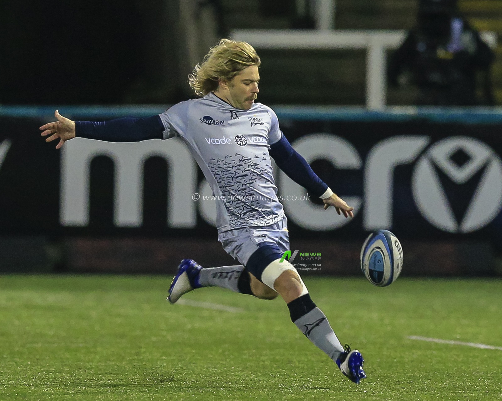 Faf de Klerk of Sale Sharks kicks the ball