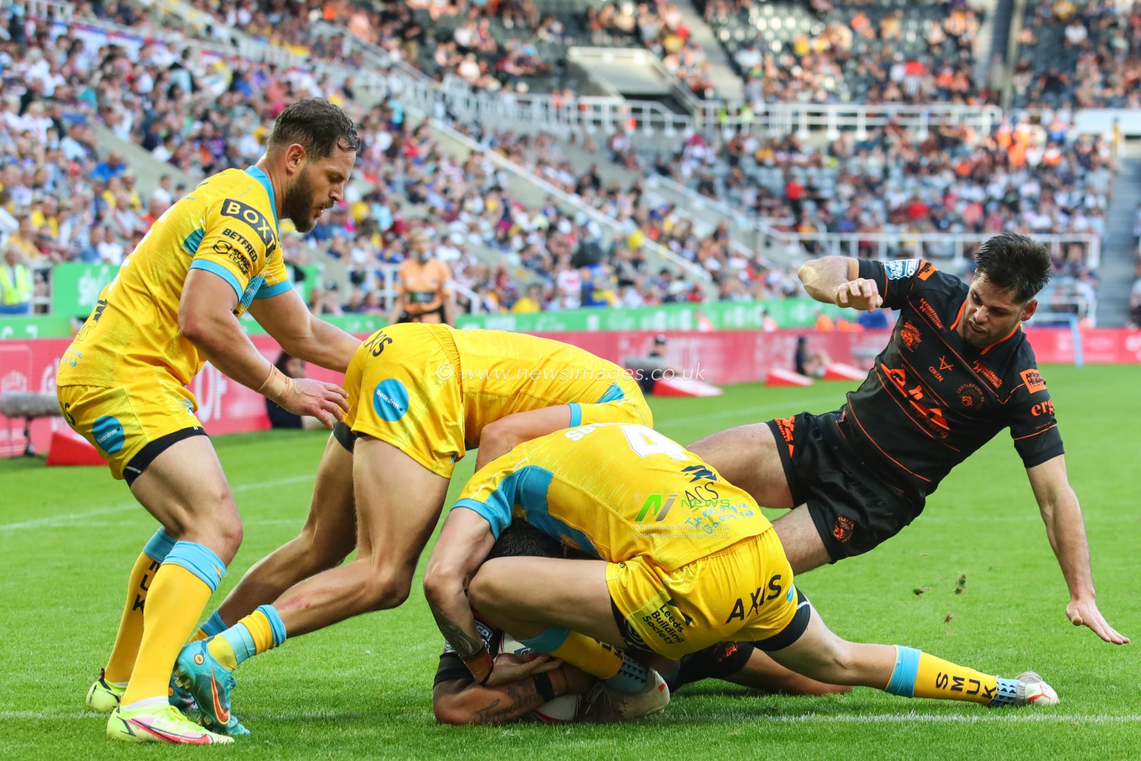 Bureta Faraimo #5 of Castleford Tigers pushes his way through to score his try