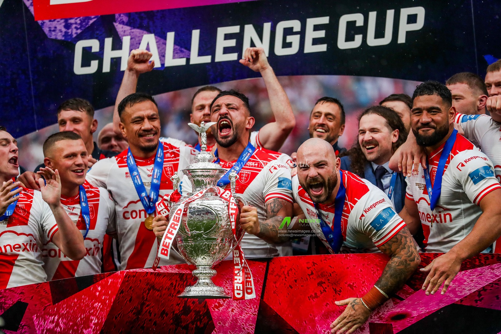 Hull KR lift the he Betfred Challenge Cup after the teams victory following the Betfred Challenge Cup Final Warrington Wolves vs Hull KR at Wembley Stadium, London, United Kingdom, 7th June 2025

(Photo by Izzy Poles/News Images)