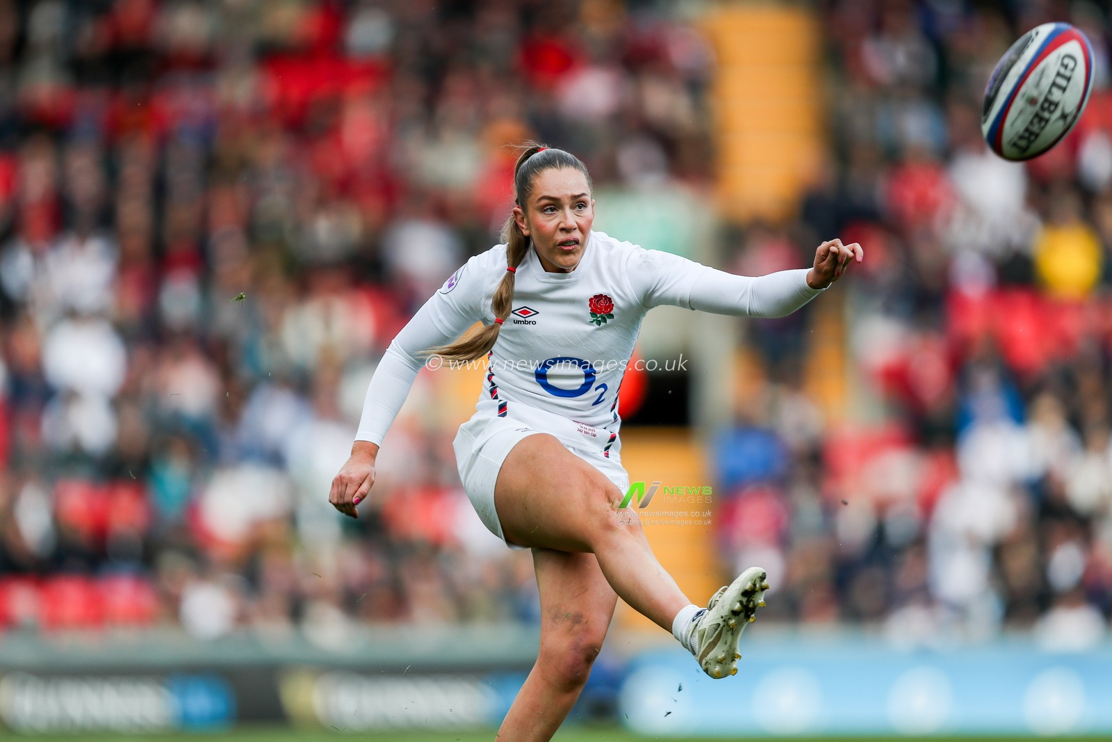 Holly Aitchison of England Women converts the try to make the score 28-0 during the 2025 Guinness Womenâ€™s 6 Nations match England vs Scotland at Mattioli Woods Welford Road Stadium, Leicester, United Kingdom, 19th April 2025

(Photo by Izzy Poles/News Images)