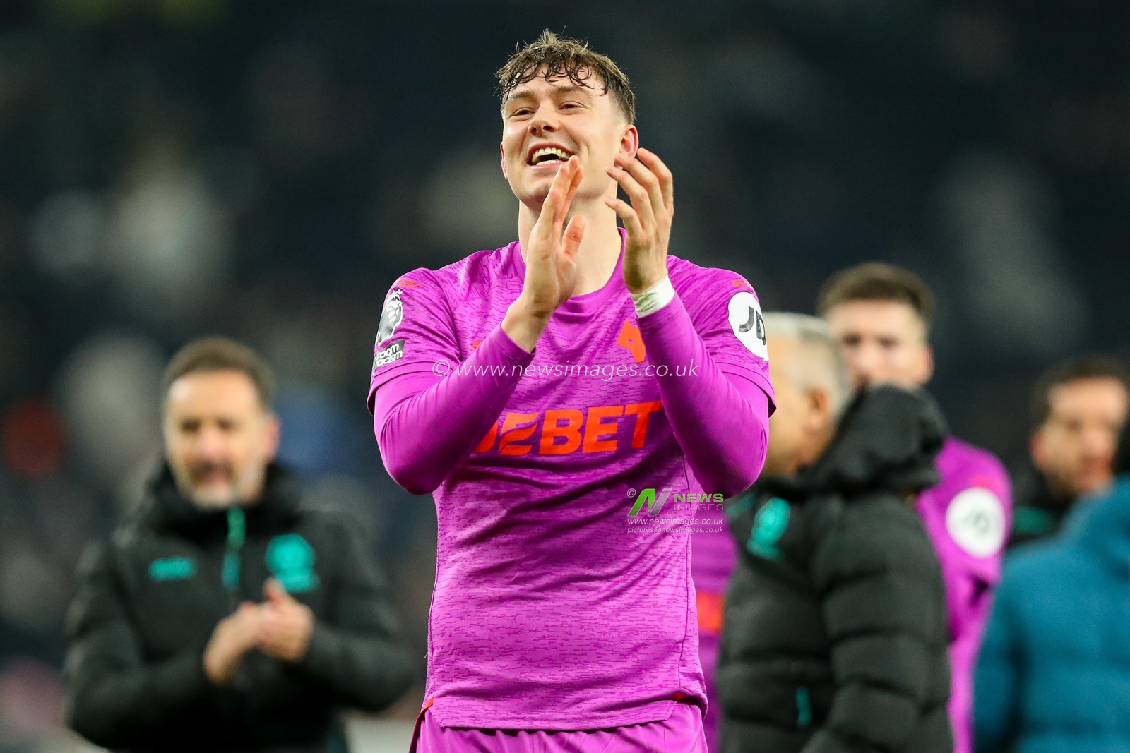Jorgen Strand Larsen of Wolverhampton Wanderers acknowledges the fans after the teams draw following during the Premier League match Tottenham Hotspur vs Wolverhampton Wanderers at Tottenham Hotspur Stadium, London, United Kingdom, 29th December 2024

(Photo by Izzy Poles/News Images)