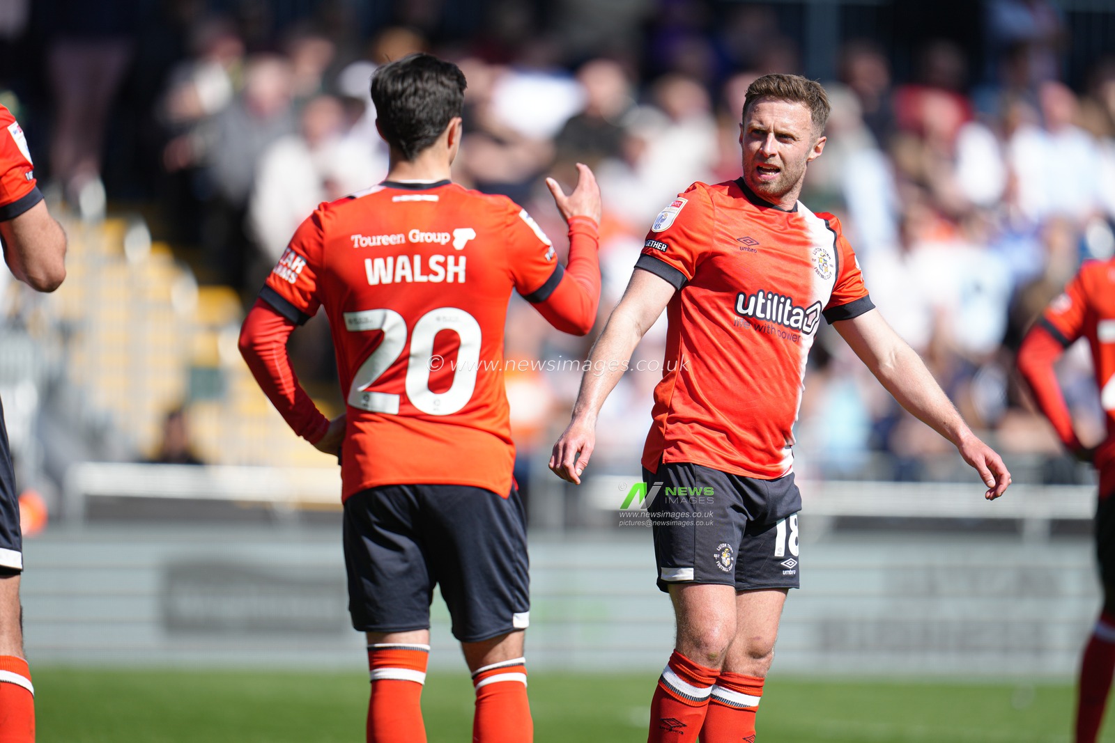 Jordan Clark of Luton Town discussing with Liam Walsh of Luton Town during the Sky Bet Championship match Luton Town vs Leeds United at Kenilworth Road, Luton, United Kingdom, 5th April 2025

(Photo by Harvey Murphy/News Images)