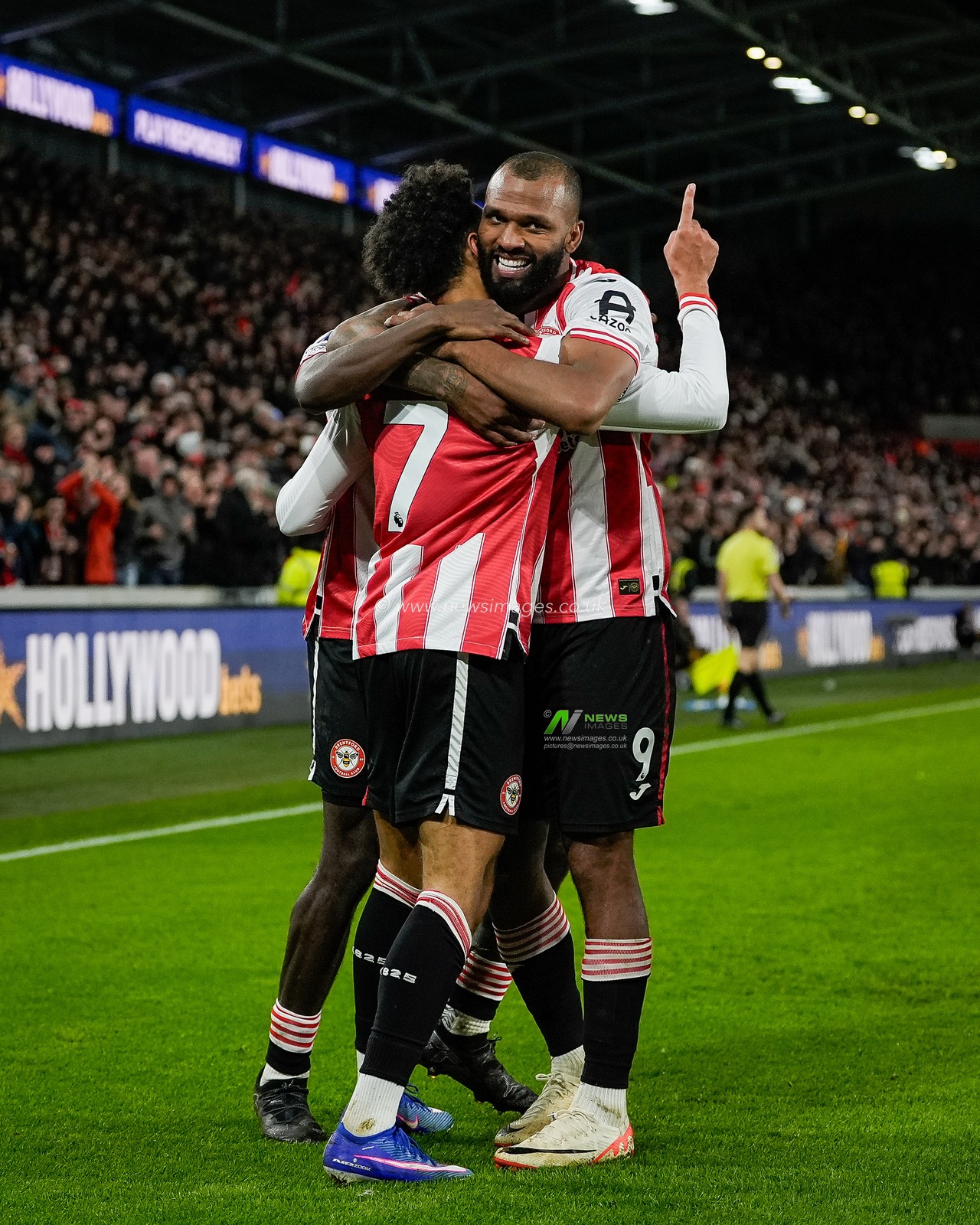 Kevin Schade of Brentford celebrates his goal to make it 3-0 with Igor Thiago of Brentford during the Premier League match Brentford vs Bournemouth at The Gtech Community Stadium, London, United Kingdom, 27th December 2025

(Photo by Maynard Manyowa/News Images)

*** GER AUT SUI OUT ***
