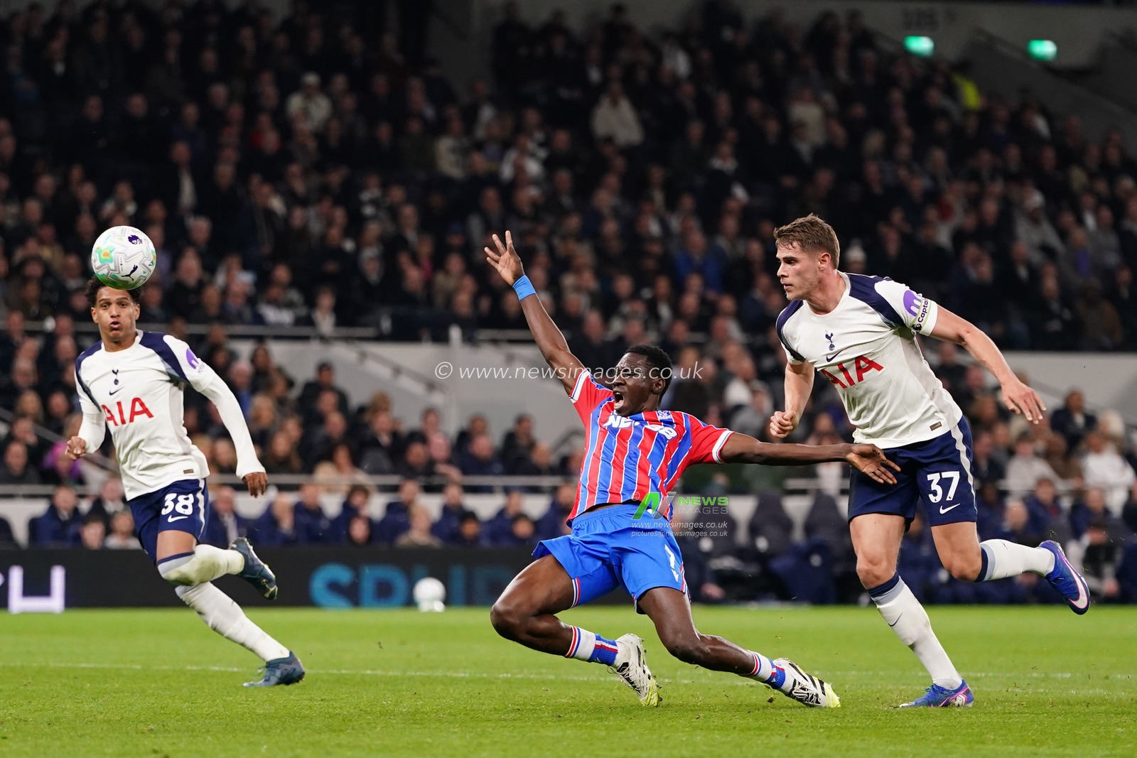 Micky van de Ven of Tottenham Hotspur sent off for last man challenge on Ismaila Sarr of Crystal Palace during the Premier League match Tottenham Hotspur vs Crystal Palace at Tottenham Hotspur Stadium, London, United Kingdom on 05 March 2026

(Photo by Harvey Murphy/News Images)