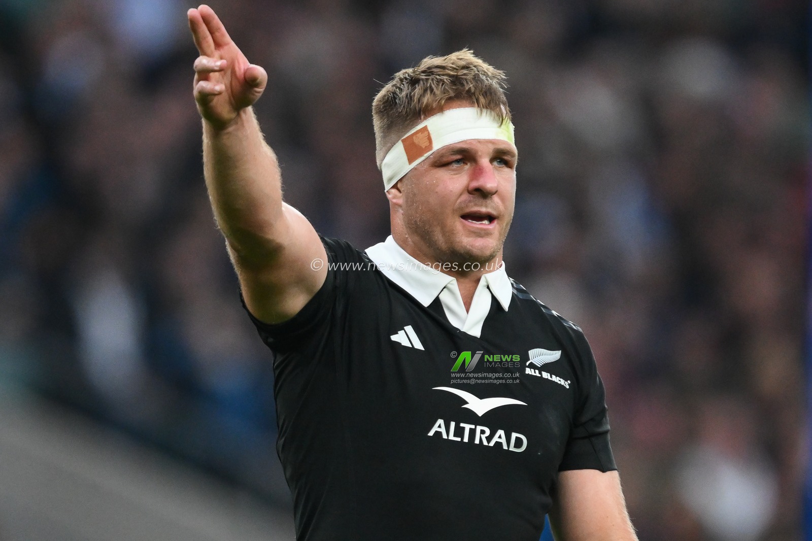Sam Cane of New Zealand gives his team instructions during the Autumn Nations Series match England vs New Zealand at Allianz Stadium,, Twickenham, United Kingdom, 2nd November 2024

(Photo by Craig Thomas/News Images)