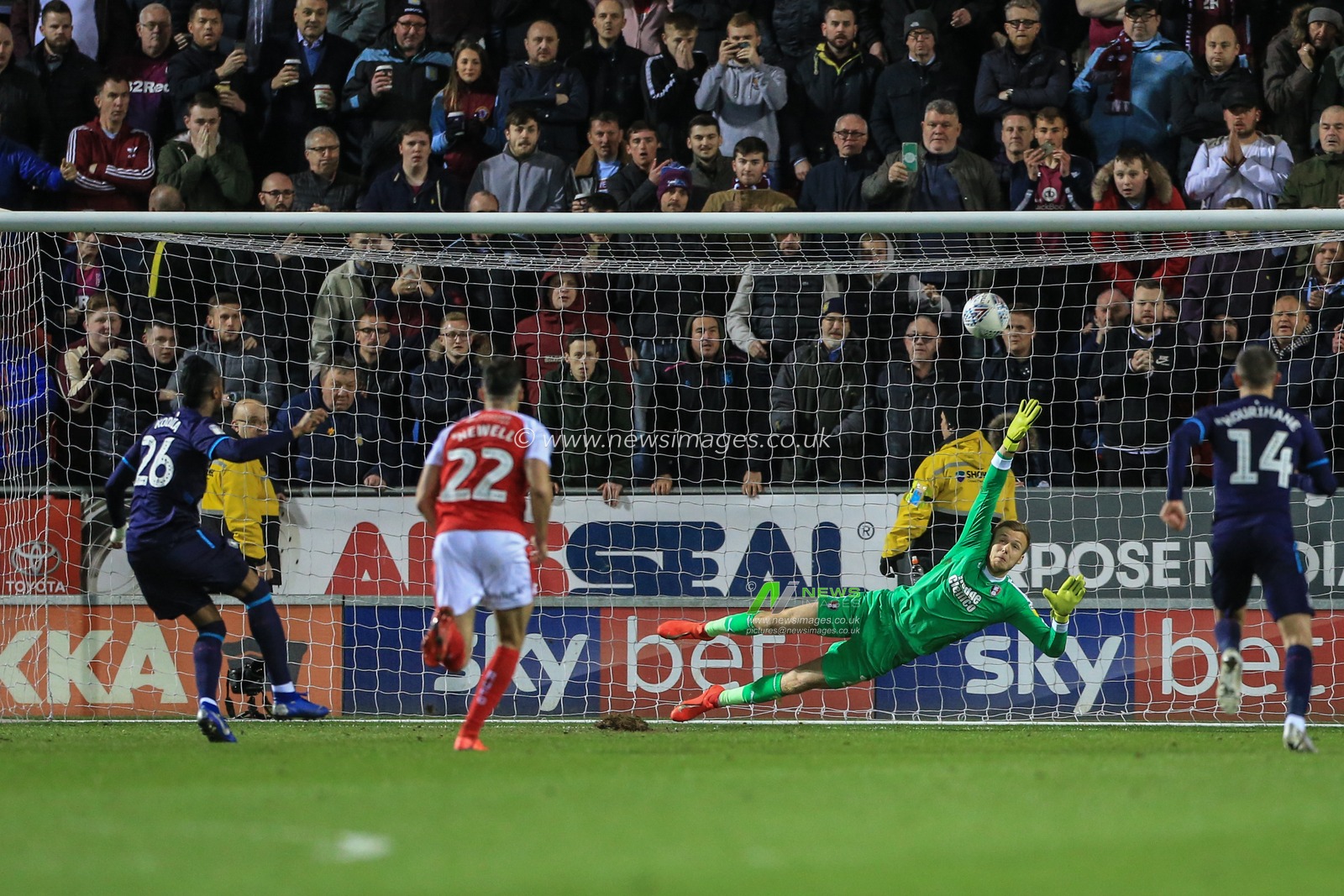 10th April 2019, New York Stadium, Rotherham, England; Sky Bet Championship Rotherham United vs Aston Villa ; Jonathan Kodjia (26) of Aston Villa scores a penalty to make it 1-1


Credit: Mark Cosgrove/News Images

English Football League images are subject to DataCo Licence
