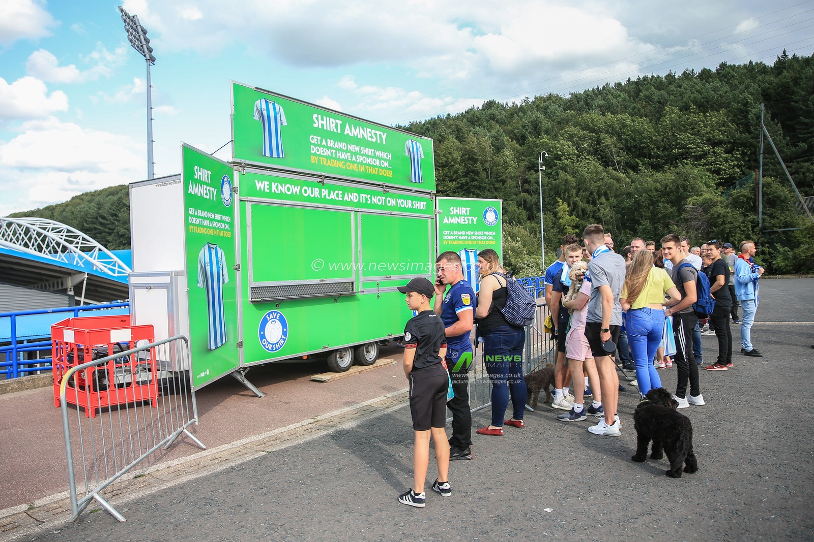 5th August 2019, John Smiths Stadium, Huddersfield England; Sky Bet Championship, Huddersfield Town vs Derby County ; Huddersfield fans wait to change their sponsored shirt as they change his top during the shirt amnesty for a shirt with no sponsor on


Credit: Mark Cosgrove/News Images

English Football League images are subject to DataCo Licence
