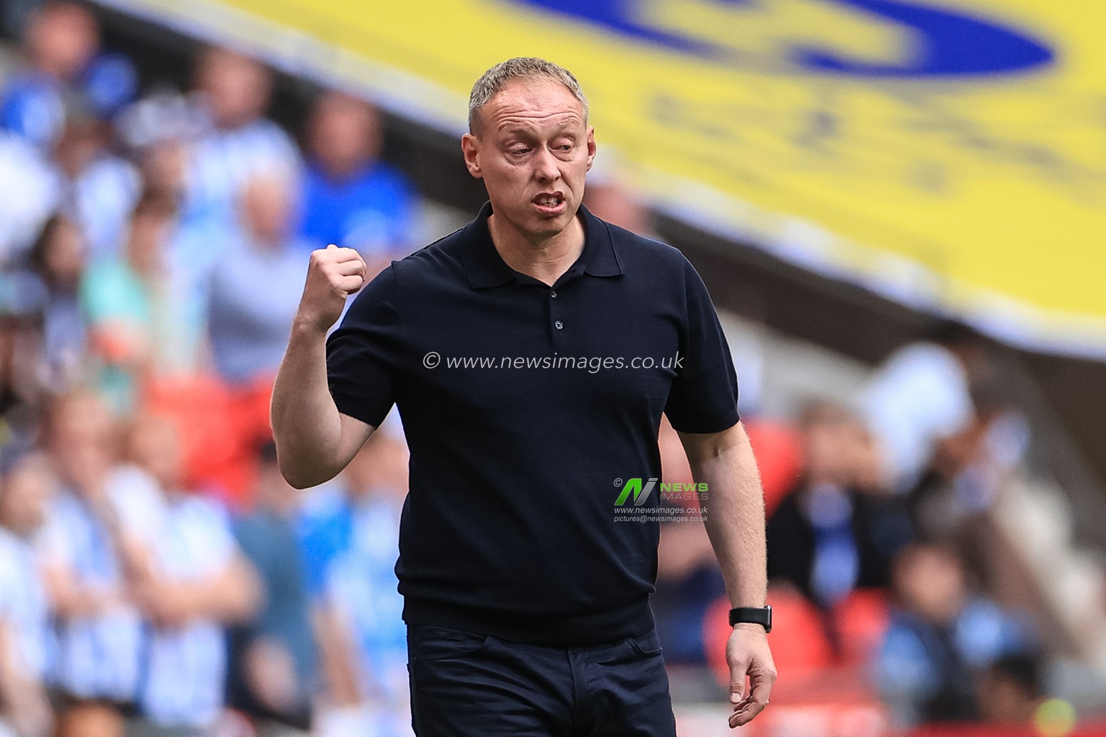 Steve Cooper manager of Nottingham Forest gives his team instructions