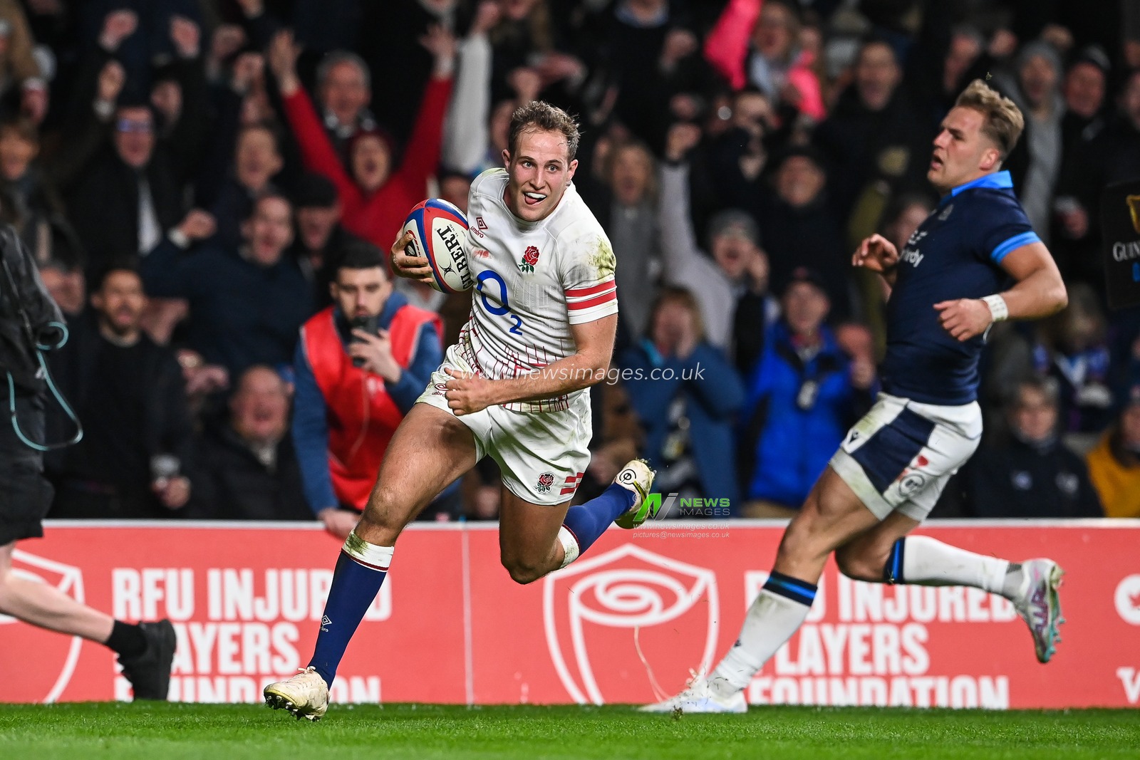 Max Malins of England goes over for a try during the 2023 Guinness 6 Nations match England vs Scotland at Twickenham Stadium, Twickenham, United Kingdom, 4th February 2023

(Photo by Craig Thomas/News Images)