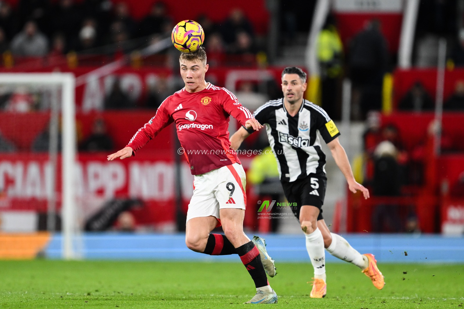 Rasmus HÃ¸jlund of Manchester United heads the ball whilst getting pressured by Fabian SchÃ¤r of Newcastle United during the Premier League match Manchester United vs Newcastle United at Old Trafford, Manchester, United Kingdom, 30th December 2024

(Photo by Craig Thomas/News Images)
