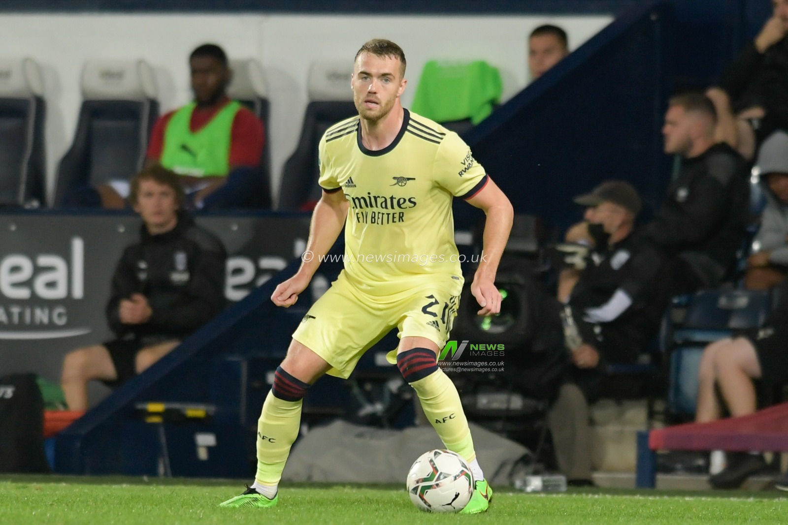 Calum Chambers #21 of Arsenal with the ball