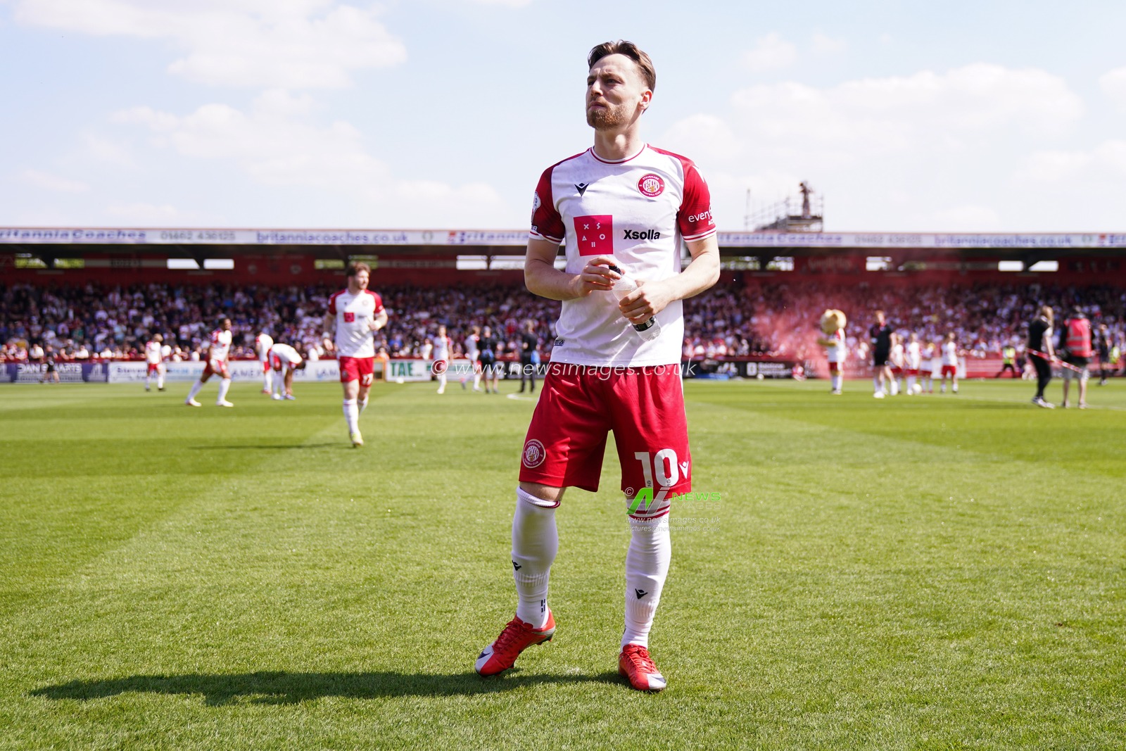 Dan Kemp of Stevenage ahead of kick off during the Sky Bet League One Playoffs Semi-Final match Stevenage vs Stockport County at Lamex Stadium, Stevenage, United Kingdom on 09 May 2026

(Photo by Harvey Murphy/News Images)