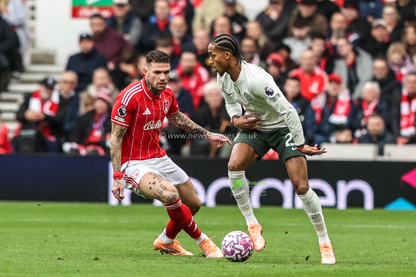 Morato of Nottingham Forest and Joao Pedro of Chelsea battle for the ball during the Premier League match Nottingham Forest vs Chelsea at City Ground, Nottingham, United Kingdom, 18th October 2025

(Photo by Alfie Cosgrove/News Images)