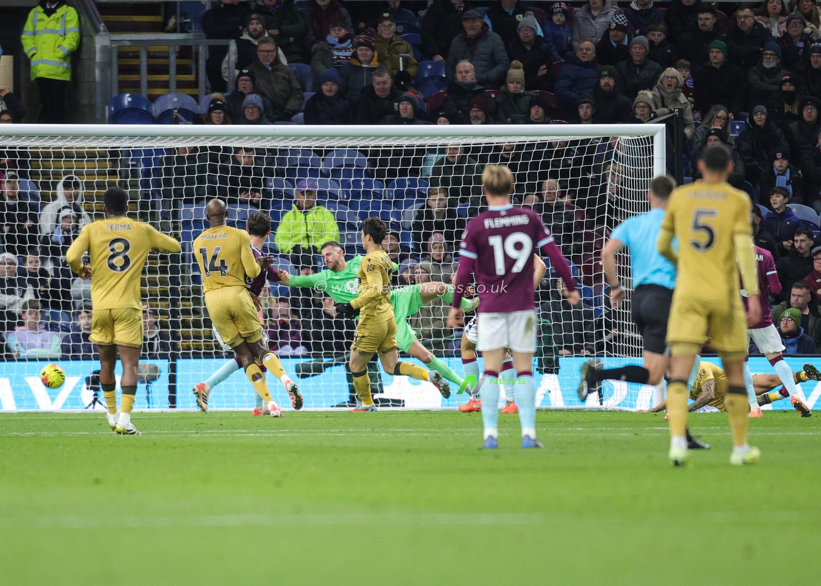 Daniel Munoz of Crystal Palace scores to make it 0-1 during the Premier League match Burnley vs Crystal Palace at Turf Moor, Burnley, United Kingdom, 3rd December 2025

(Photo by Richard Bierton/News Images)

*** GER AUT SUI OUT ***