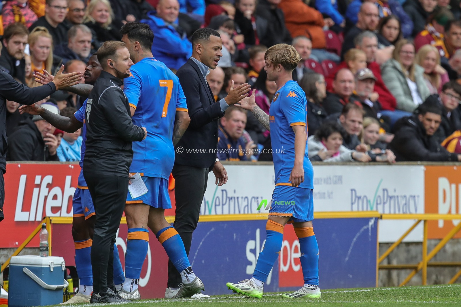 Liam Rosenior manager of Hull City shakes hands with Harry Vaughan #14 of Hull City during the Pre-season friendly match Bradford City vs Hull City at University of Bradford Stadium, Bradford, United Kingdom, 22nd July 2023

(Photo by James Heaton/News Images)