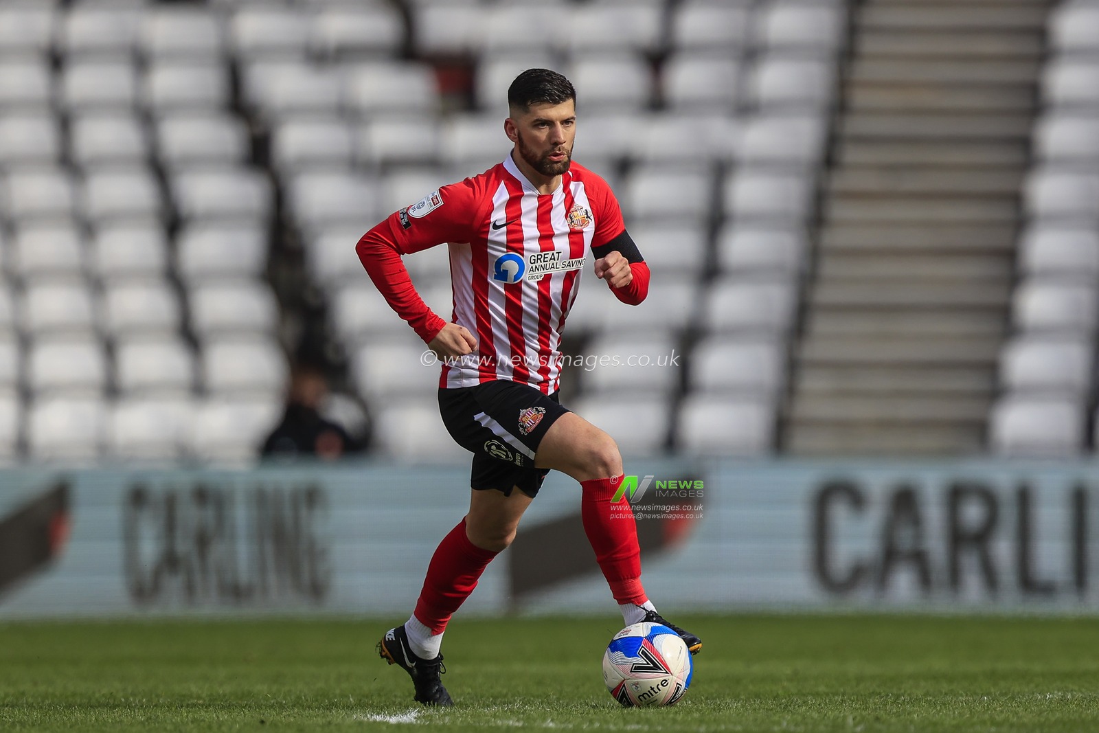 Jordan Jones #27 of Sunderland in possession of the ball