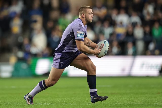 Mikey Lewis of Hull KR breaks with the ball during the Betfred Super League round 23 match Leeds Rhinos vs Hull KR at Headingley Stadium, Leeds, United Kingdom, 21st August 2025

(Photo by Mark Cosgrove/News Images)