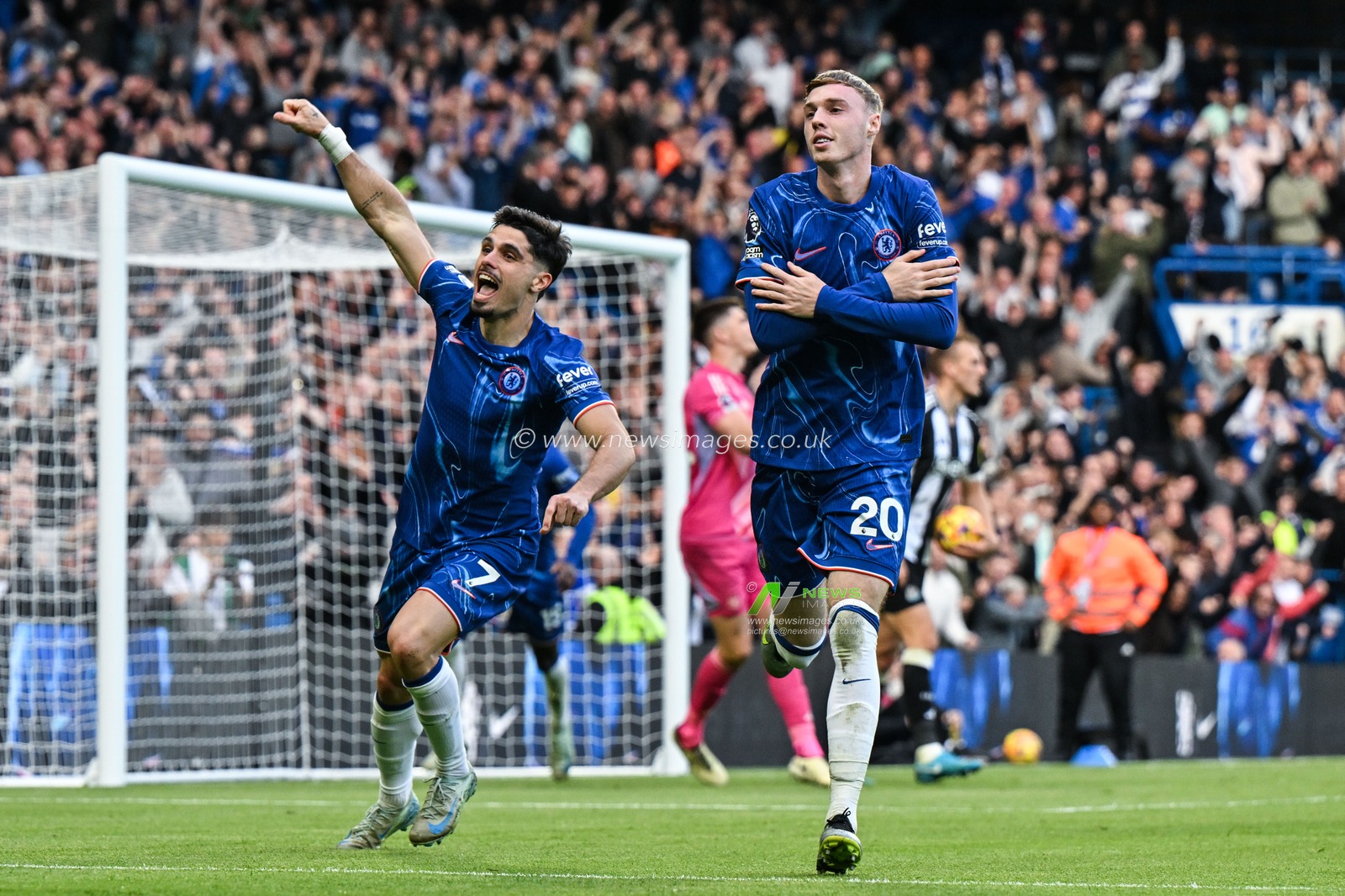 Cole Palmer of Chelsea celebrates his goal to make it 2-1 during the Premier League match Chelsea vs Newcastle United at Stamford Bridge, London, United Kingdom, 27th October 2024

(Photo by Cody Froggatt/News Images)