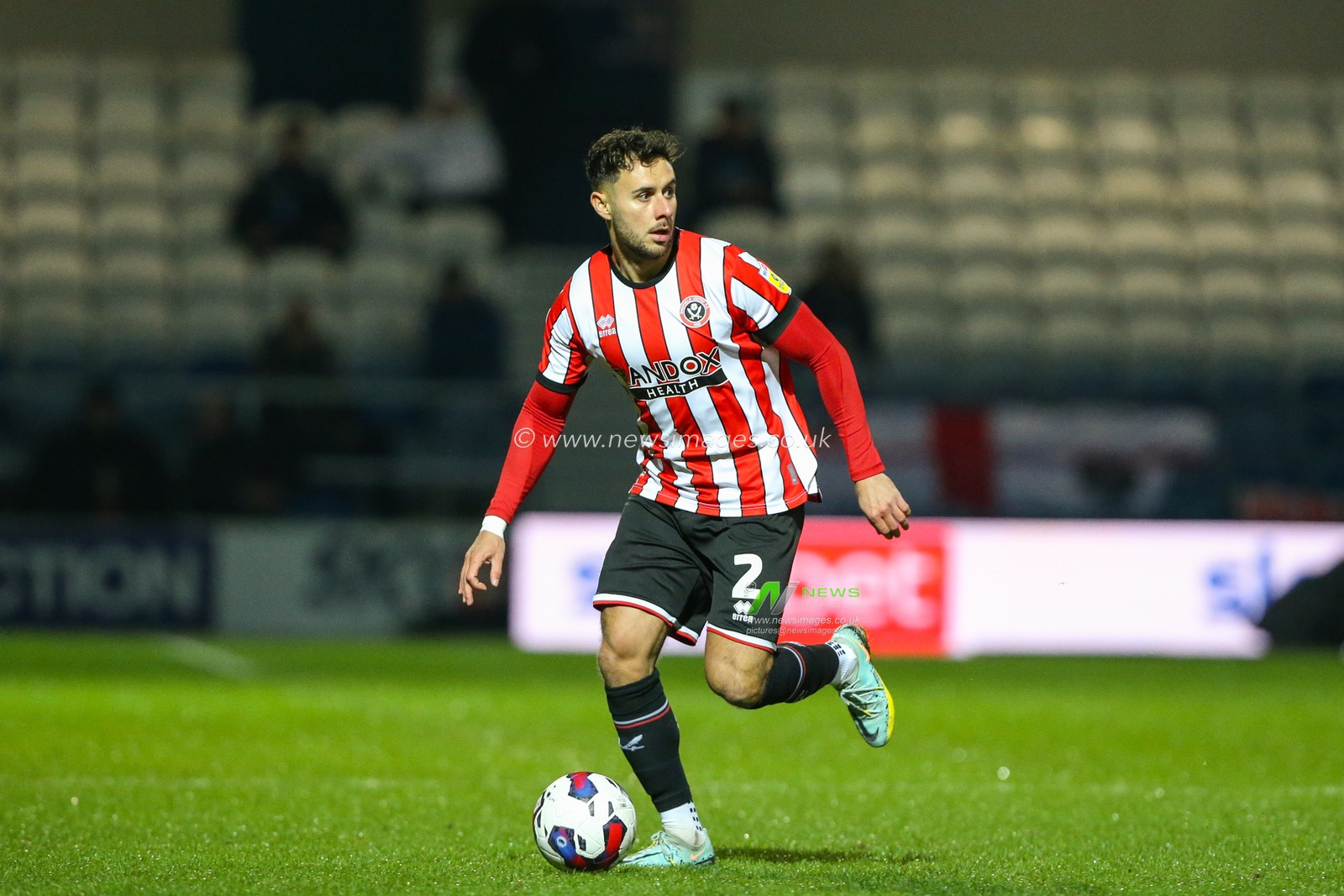 George Baldock #2 of Sheffield United on the ball during the Sky Bet Championship match Queens Park Rangers vs Sheffield United at Kiyan Prince Foundation Stadium, London, United Kingdom, 2nd January 2023

(Photo by Arron Gent/News Images)