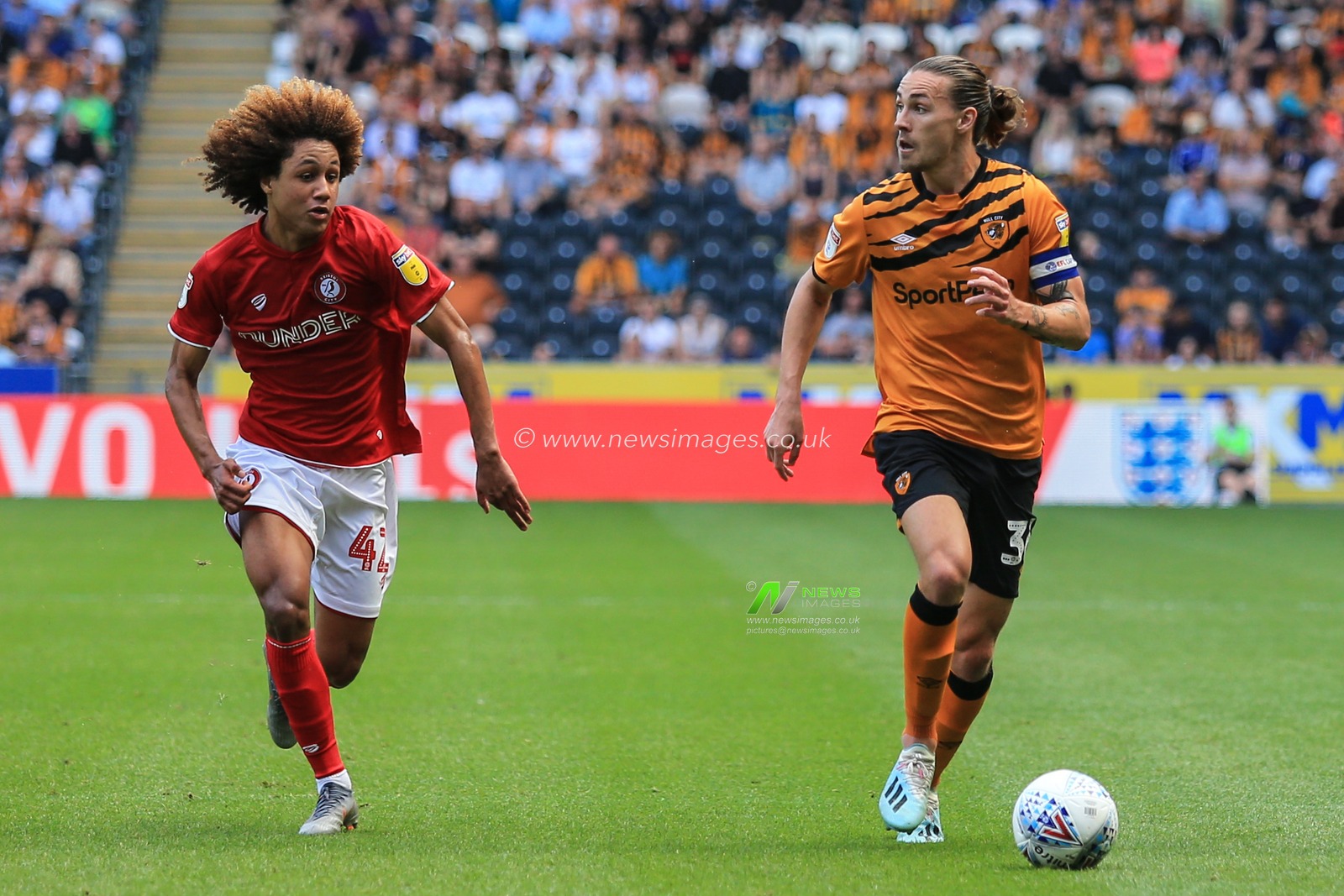 24th August 2019 , KCOM Stadium, Hull , England; Sky Bet Championship Football, Hull City vs Bristol City  ; Jackson Irvine (36) 0f Hull City gets away from , Han-Noah Massengo (42) of Bristol City

Credit:   David Greaves/News Images

English Football League images are subject to DataCo Licence
