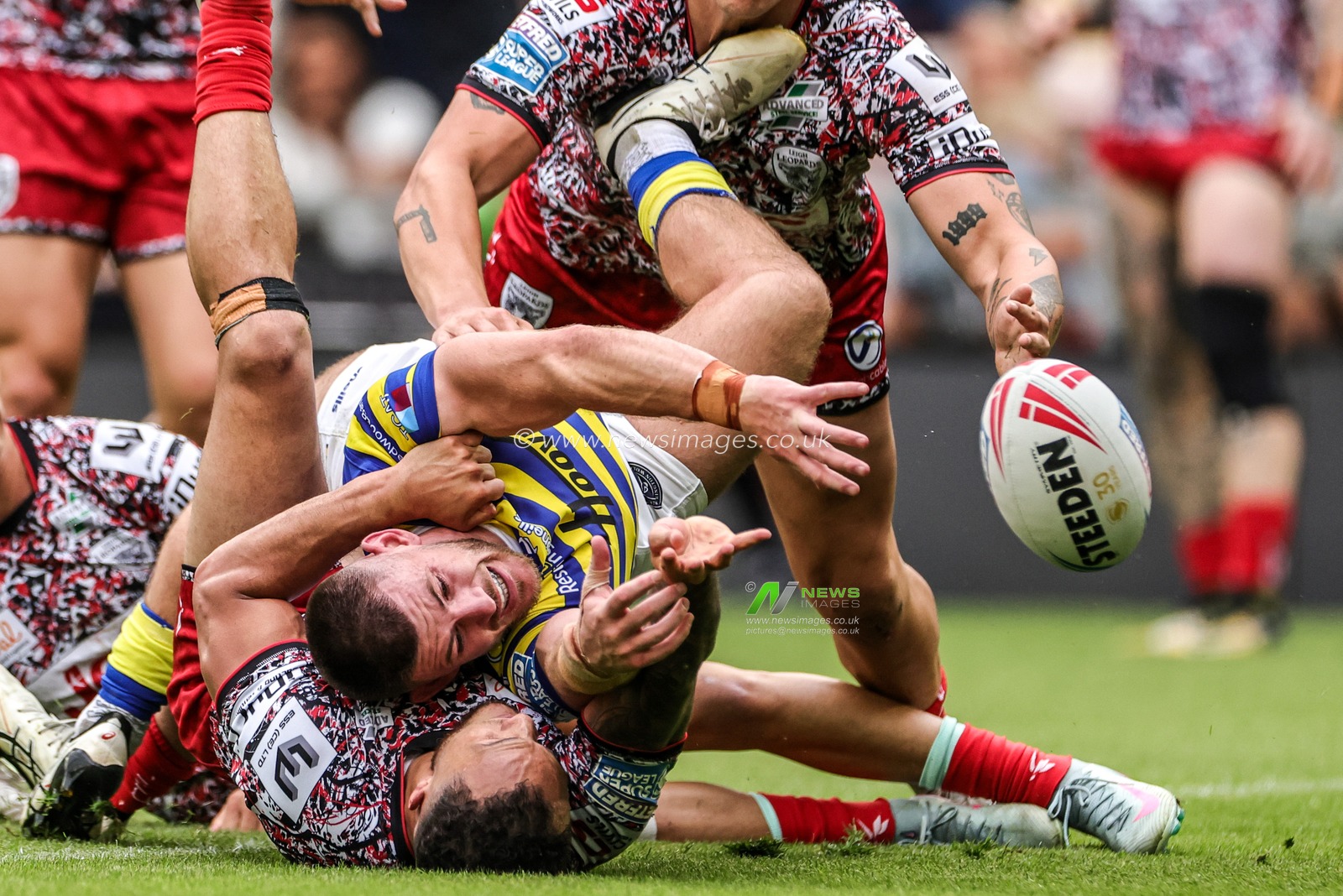 Danny Walker of Warrington Wolves drops the ball during the Betfred Super League round 20 match Leigh Leopards vs Warrington Wolves at Leigh Sports Village, Leigh, United Kingdom on 25 July 2026

(Photo by Alfie Cosgrove/News Images)