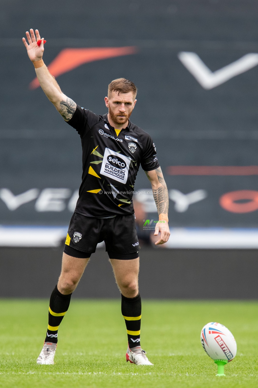 Marc Sneyd #7 of Salford Red Devils in action during the Betfred Super League match Huddersfield Giants vs Salford Red Devils at John Smith's Stadium, Huddersfield, United Kingdom, 10th September 2022

(Photo by James Heaton/News Images)