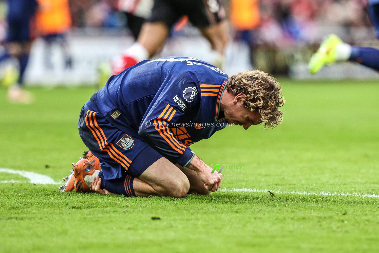 Nick Woltemade of Newcastle United is injured after a challenge with Daniel Ballard of Sunderland during the Premier League match Sunderland vs Newcastle United at Stadium Of Light, Sunderland, United Kingdom, 14th December 2025

(Photo by Alfie Cosgrove/News Images)

*** GER AUT SUI OUT ***