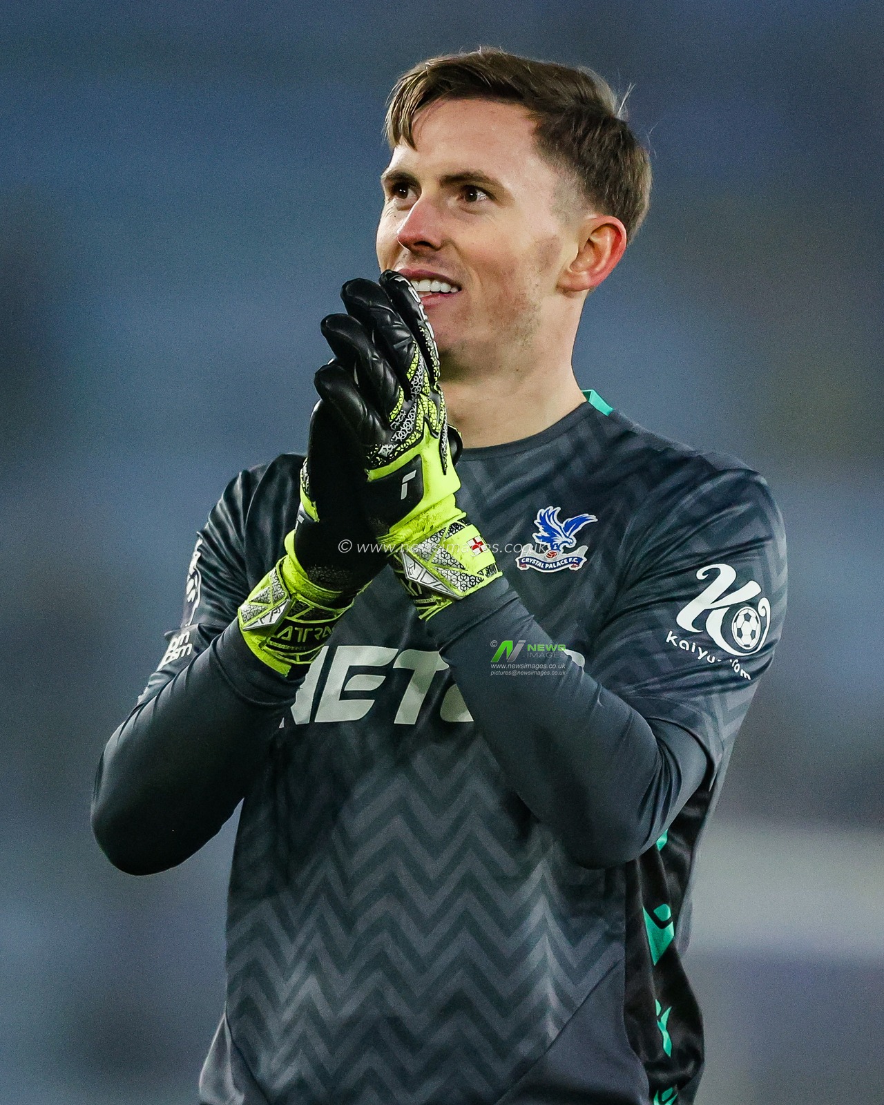 Dean Henderson of Crystal Palace acknowledges the fans after the teams victory following the Premier League match Leicester City vs Crystal Palace at King Power Stadium, Leicester, United Kingdom, 15th January 2025

(Photo by Alfie Cosgrove/News Images)