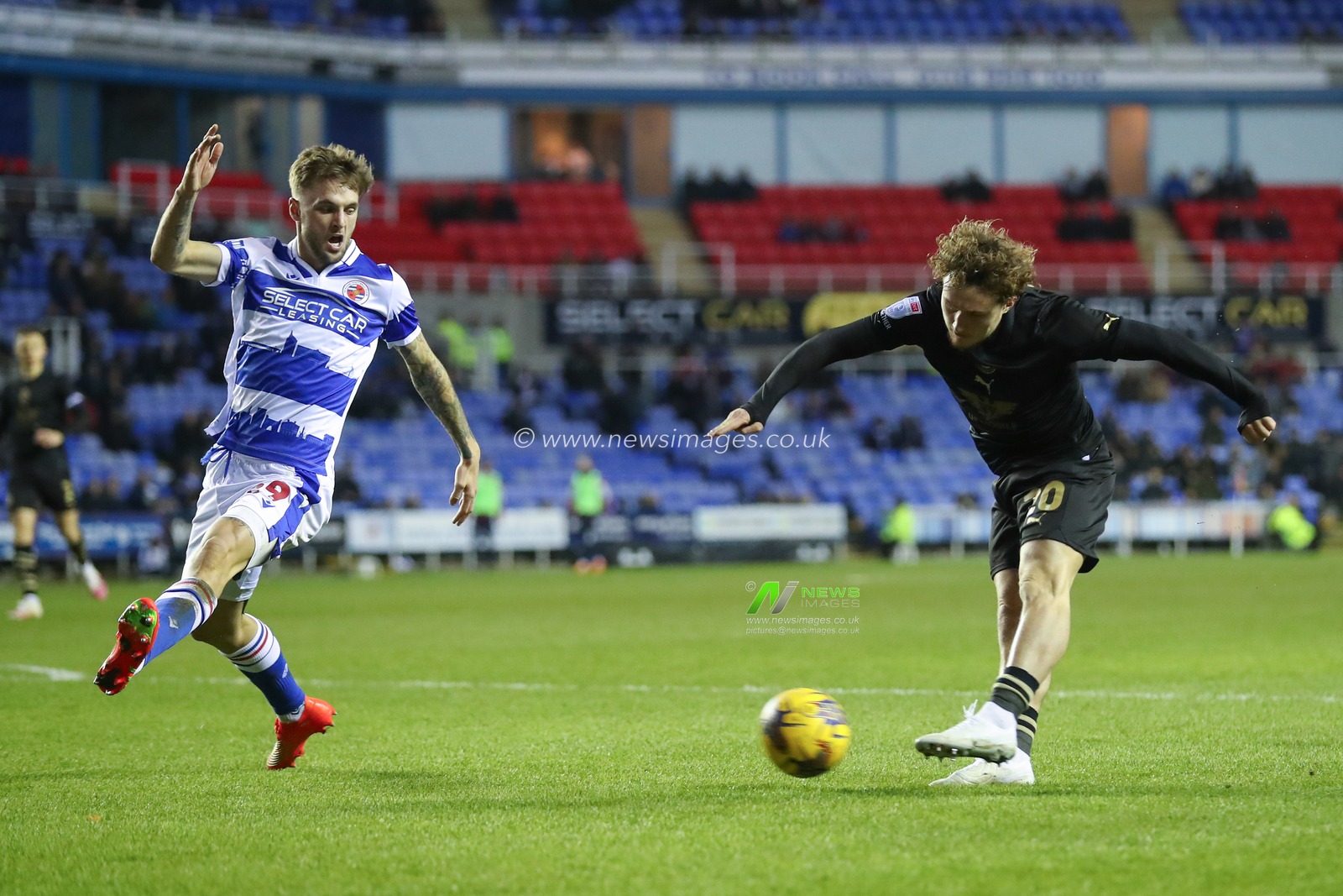 Callum Styles #20 of Barnsley has a shot at goal during the Sky Bet League 1 match Reading vs Barnsley at Select Car Leasing Stadium, Reading, United Kingdom, 9th December 2023

(Photo by Gareth Evans/News Images)