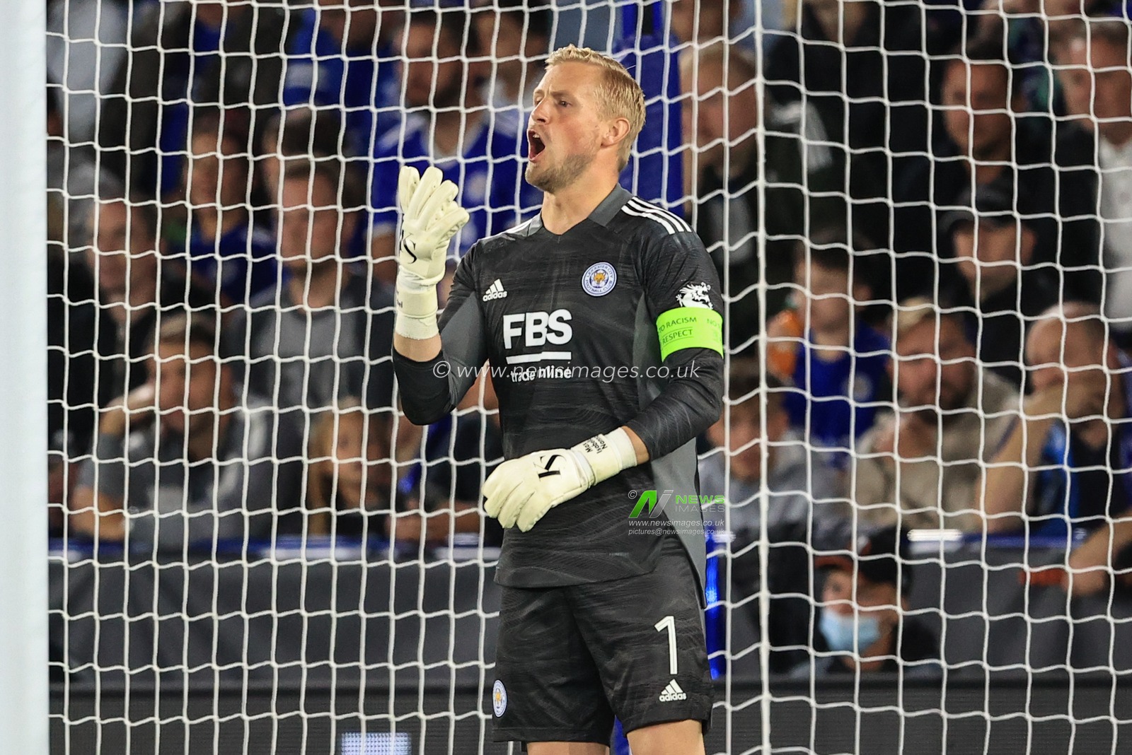 Kasper Schmeichel #1 of Leicester City instructs his wall