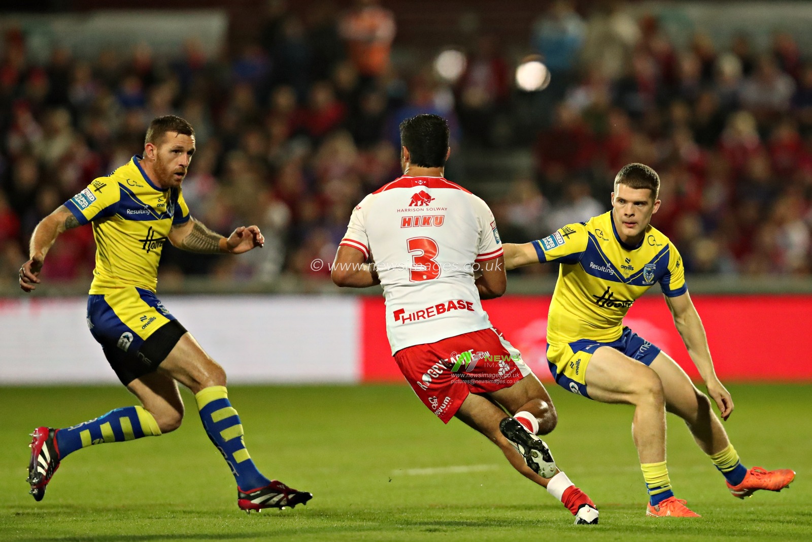 Peta Hiku of Hull KR runs at Marc Sneyd of Warrington Wolves and Jake Thewlis of Warrington Wolves during the Betfred Super League round 27 match Hull KR vs Warrington Wolves at Sewell Group Craven Park, Kingston upon Hull, United Kingdom, 18th September 2025(Photo by Sam Eaden/News Images)