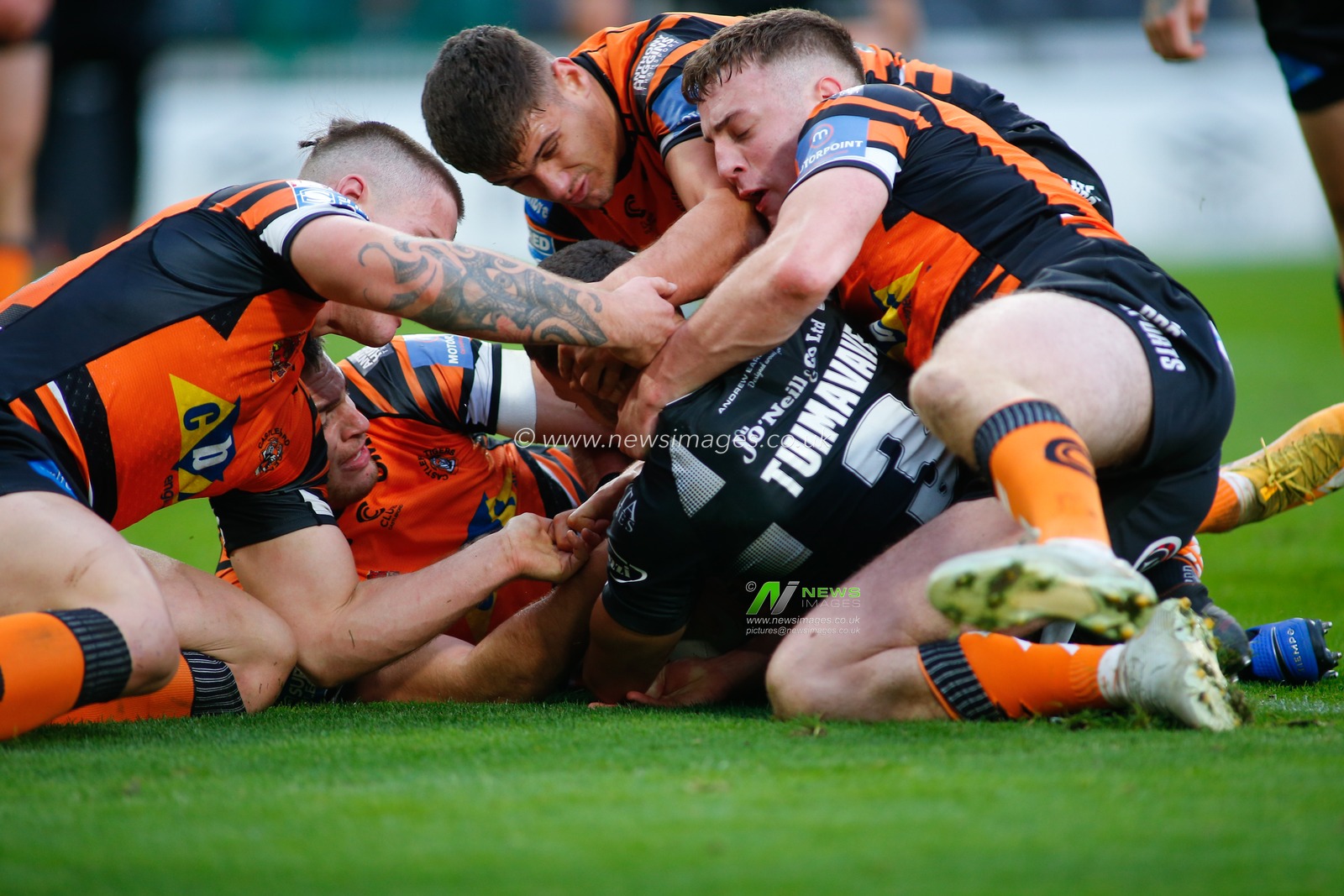 Carlos Tuimavave (3) of Hull FC scores the try.