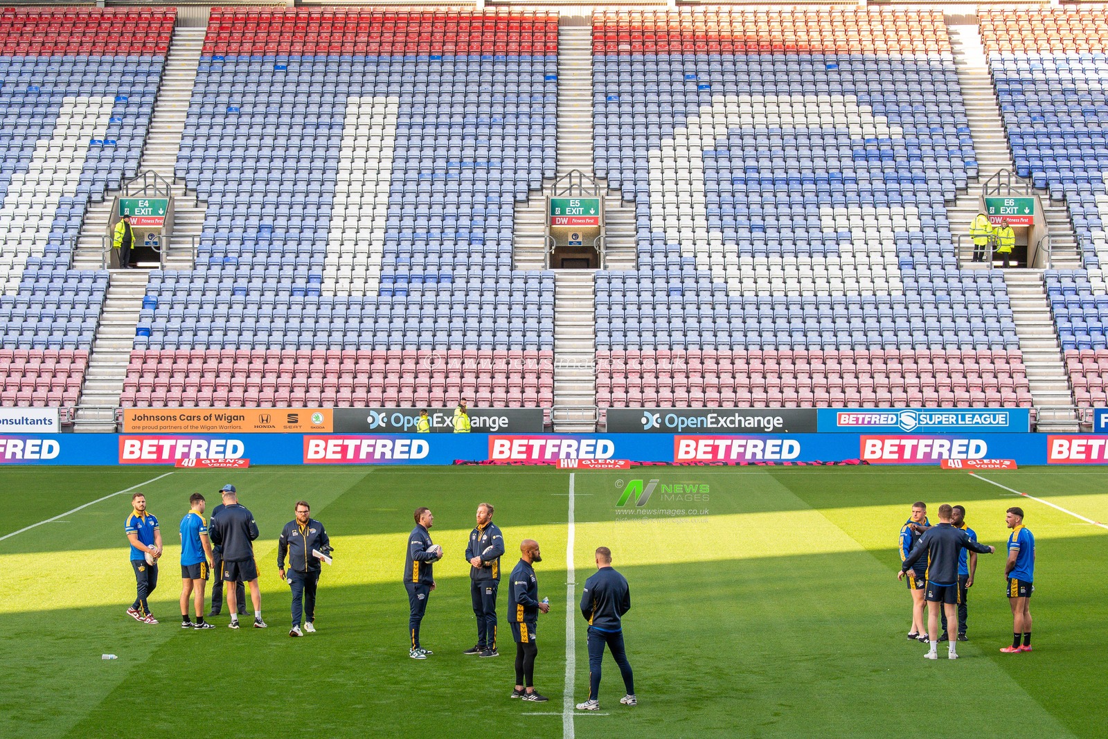 Leeds players arrive ahead of the Betfred Super League match Wigan Warriors vs Leeds Rhinos at DW Stadium, Wigan, United Kingdom, 16th September 2022

(Photo by Craig Thomas/News Images)