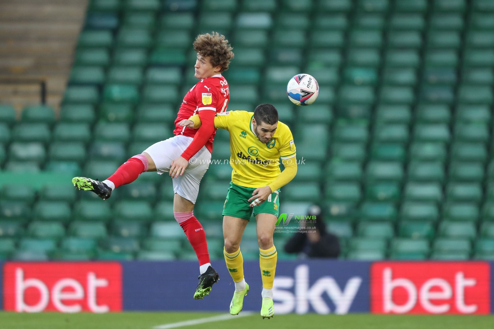 Callum Styles #4 of Barnsley wins the header from Emi Buendia #17 of Norwich City