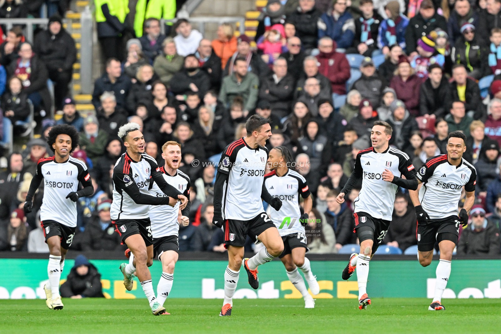 JoÃ£o Palhinha of Fulham celebrates his goal to make it 0-1 Fulham, during the Premier League match Burnley vs Fulham at Turf Moor, Burnley, United Kingdom, 3rd February 2024

(Photo by Cody Froggatt/News Images)