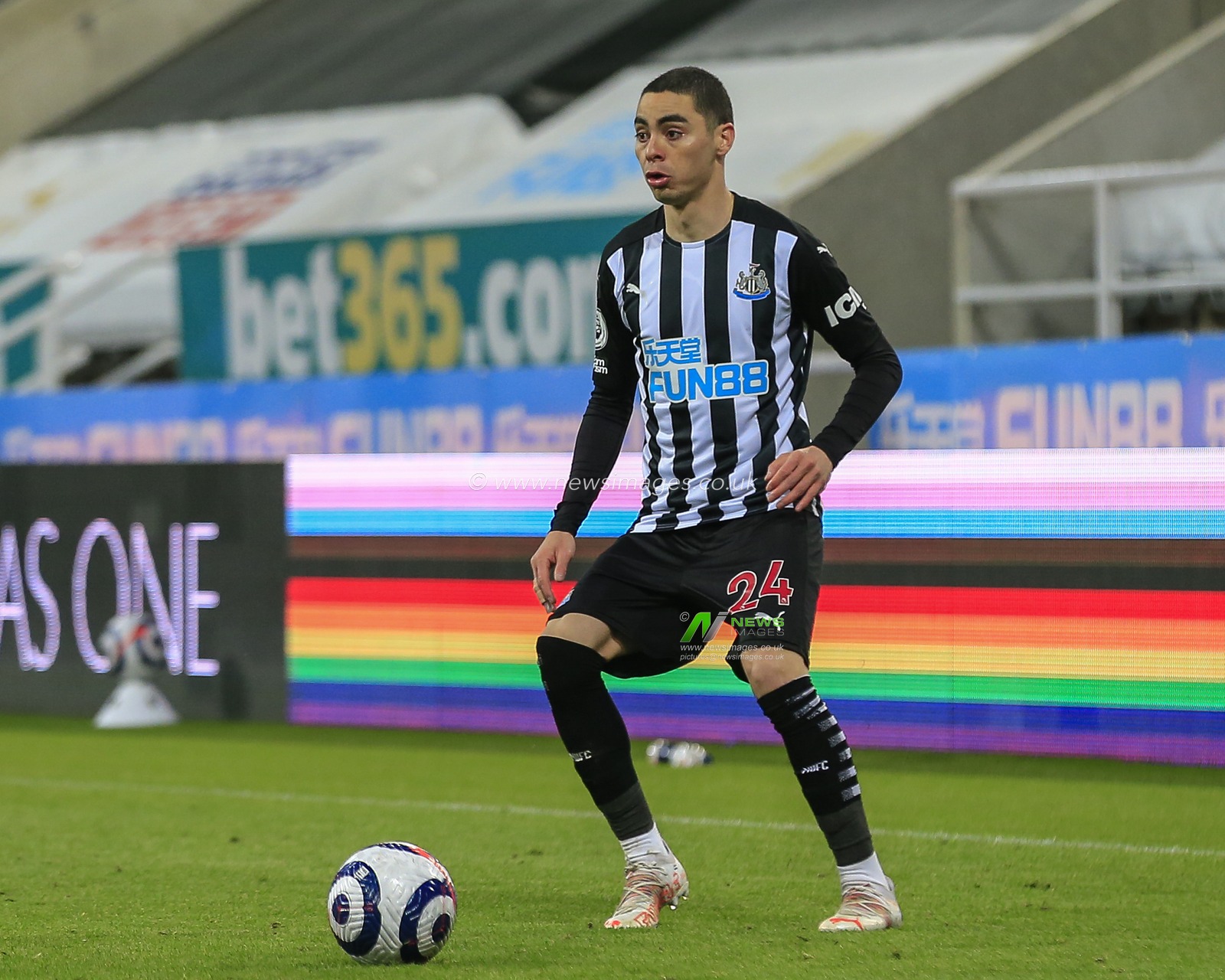 Miguel AlmirÃ³n #24 of Newcastle United in possession of the ball